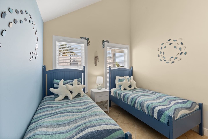 Bedroom with queen bed